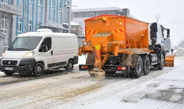 Esenyurt'ta kar küreme ve tuzlama çalışmaları devam ediyor