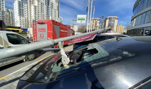 Esenyurt&#039;ta şiddetli rüzgar trafik lambası direğini devirdi