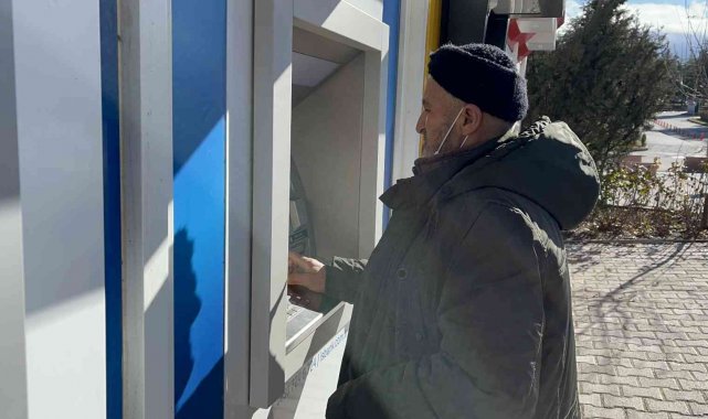 Eşinin tedavisi için geldiği Isparta&#039;da 100 bin lirası dolandırıldı