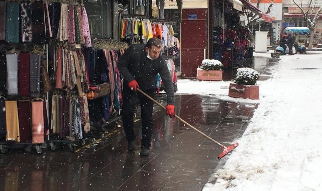 Eskişehir esnafının kar mesaisi