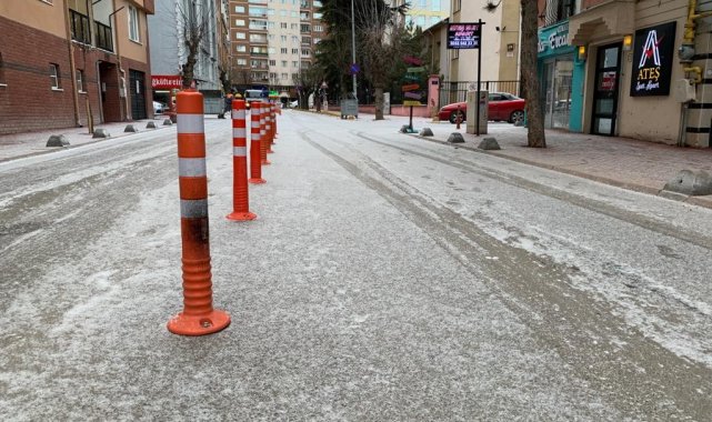 Eskişehir'de cadde ve sokaklar adeta buz pistine döndü