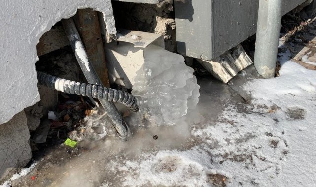 Eskişehir'de çatı suyu tahliye boruları dondu