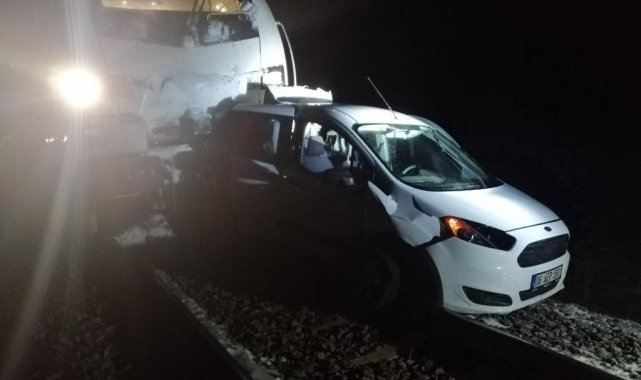 Eskişehir&#039;de rayda askıda kalan kamyonete tren çarptı