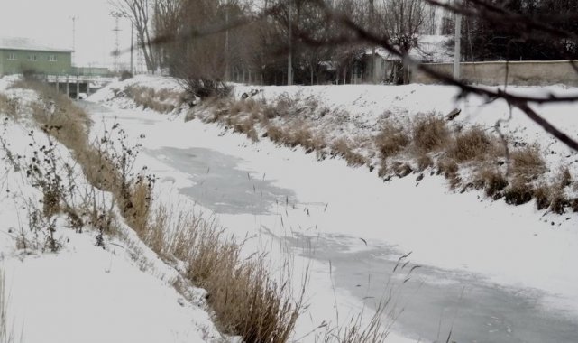 Eskişehir'de sulama kanalı dondu