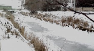 Eskişehir'de sulama kanalı dondu