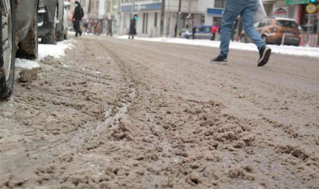 Eskişehir&#039;de yollar çamurla kaplandı