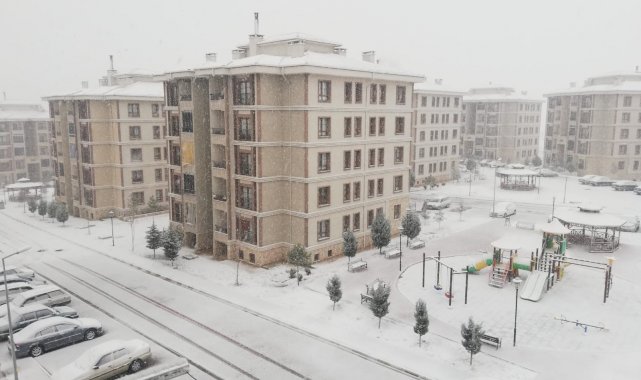 Eşme&#039;de etkisini arttıran kar yağışı ilçeyi beyaza bürüdü