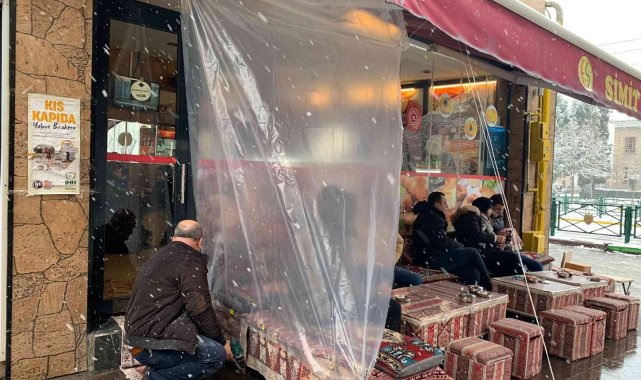 Esnaf kar yağışına karşı branda ve naylonla önlem alıyor