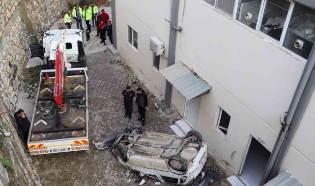 Et işleme tesisinin bahçesine uçtu