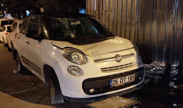 Etiler'de park halindeki otomobilin üstüne iş makinesinin kolu düştü