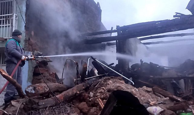 Ev yangınlarına itfaiye ve orman teşkilatından ortak müdahale