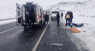 Evde bakım hizmeti alan kadını hastaneye götüren ambulans şarampole yuvarlandı: 1 ölü, 4 yaralı