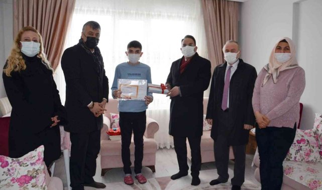 Evde eğitim alan öğrencilerin karne sevinci