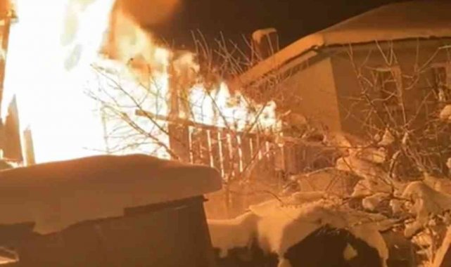 Evi alev alev yanan vatandaşı &quot;Yat kalk dua et, uykudayken yakalanmadın&quot; diyerek teselli ettiler