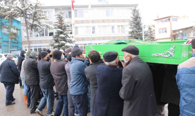 Evinde boğazı kesilmiş vaziyette bulunan kadın toprağa verildi