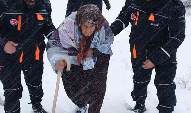 Evinde mahsur kalan yaşlı kadın kurtarıldı