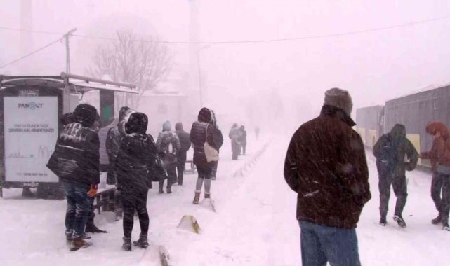 Evine gitmek isteyen vatandaşlar durakta kaldı