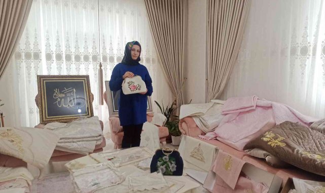 Evinin salonunu atölyeye çevirdi