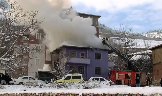 Evinin yanışını yaşlı gözlerle izledi