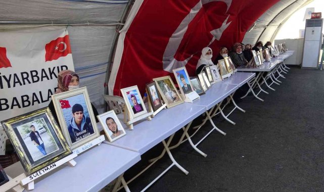 Evlat nöbetindeki anne: "HDP'ye inanmayın, PKK'ya kanmayın, kaçıp gelin burada güçlü devletimiz var"