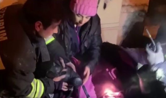 Evlerinde çıkan yangında mahsur kalan Afganlı aileyi itfaiye ekipleri camdan çıkararak kurtardı