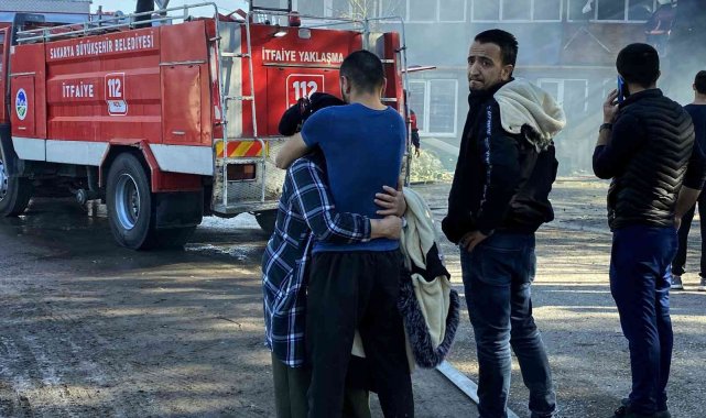 Evlerinin yanışını birbirlerine sarılarak gözyaşları içinde izlediler