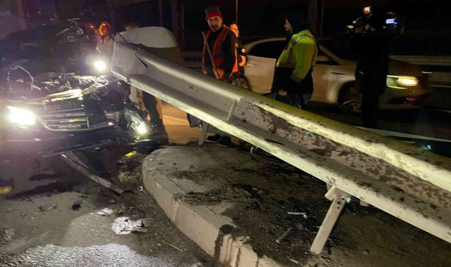 Eyüpsultan'da bir lüks otomobil bariyerlere girdi, sürücüsü aracı bırakıp kaçtı