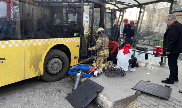 Eyüpsultan'da İETT otobüsü durağa daldı:2 yaralı