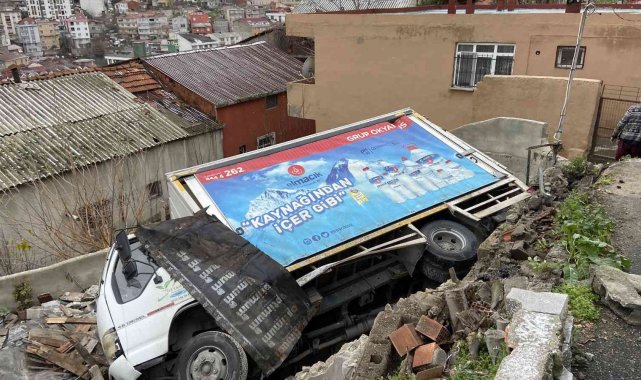 Eyüpsultan'da virajı alamayan kamyonet gecekondunun üzerine düştü: 2 yaralı