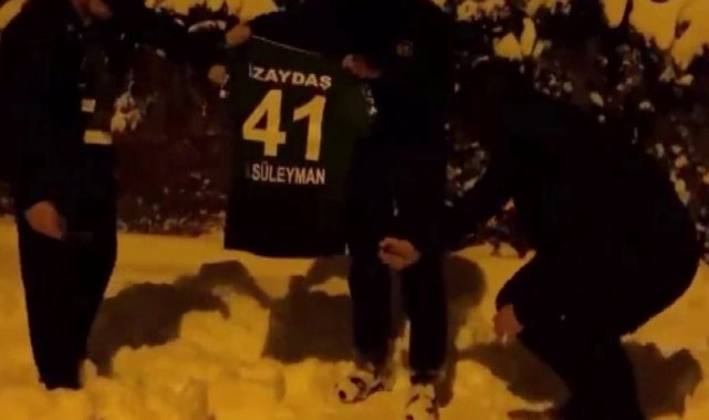 Ezeli rakibe transfer olan futbolcunun formasını yaktılar