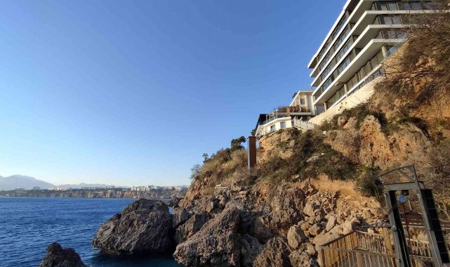 Falezlerde yükselen 6 katlı binanın yıkım hikayesi yılan hikayesine döndü