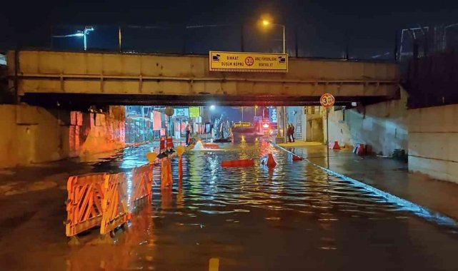 Fatih&#039;te çalışma sırasında patlayan borudan sular fışkırdı