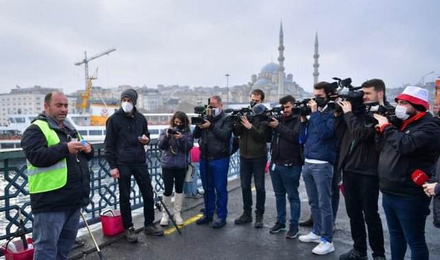 Fatih'te gazeteciler Haliç'e olta attı