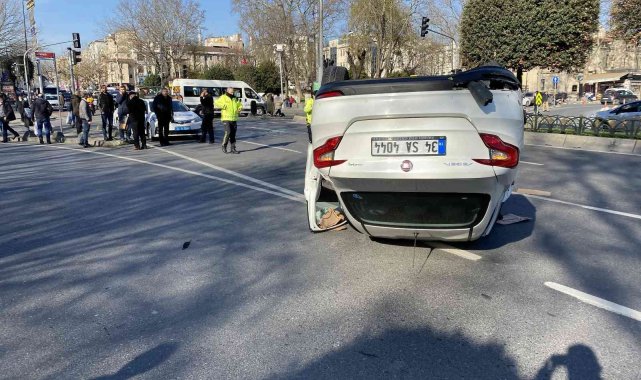 Fatih&#039;te öğrenci servisiyle otomobil çarpıştı: 2 yaralı