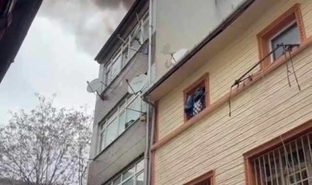 Fatih'te yangın paniği: Çatı alevlere teslim oldu