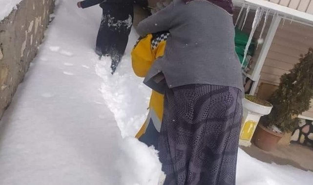 Fedakar 112 görevlisi hastayı sırtında taşıdı