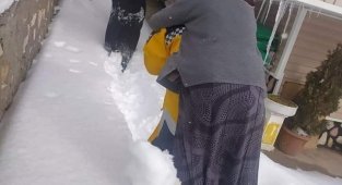 Fedakar 112 görevlisi hastayı sırtında taşıdı