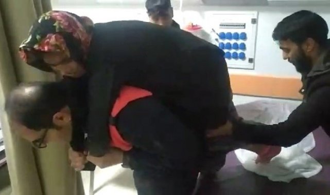 Fedakar itfaiyeci engelli hasta kadını sırtında taşıdı