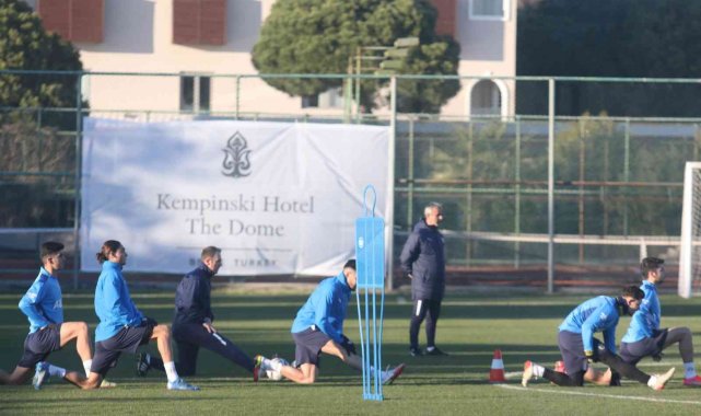 Fenerbahçe, Antalya'da çalışmalarını sürdürüyor