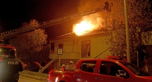 Fethiye'de 2 katlı evin çatısı alev alev yandı.