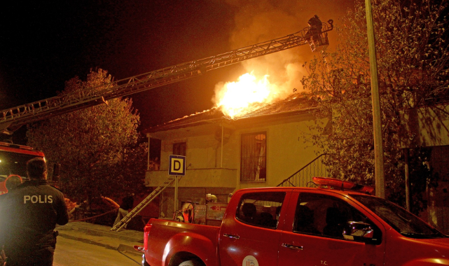 Fethiye&#039;de 2 katlı evin çatısı alev alev yandı.