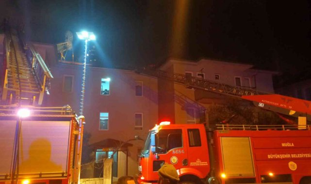 Fethiye'de çatı yangını büyümeden söndürüldü