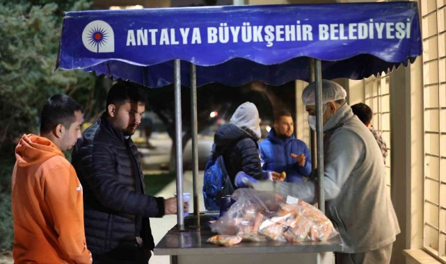 Final sınavlarına hazırlanan üniversite öğrencilerinin çorbası Büyükşehir&#039;den