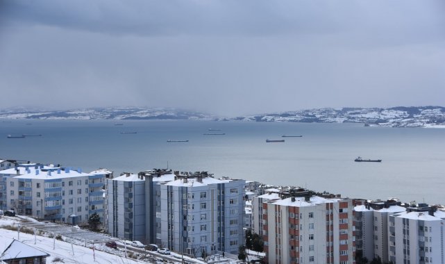 Fırtına nedeniyle gemiler Sinop limanına sığındı