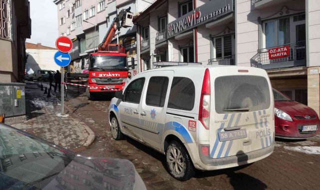 Fırtınaca uçan baca park halindeki aracın üzerine düştü