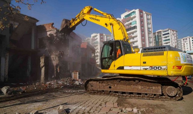 Fiyatları 2 milyonu bulan binalar arasında kalan yapıların yıkımına başlandı