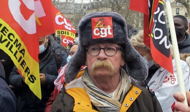 Fransa'da enflasyon nedeniyle alım gücü düşen halk sokağa indi