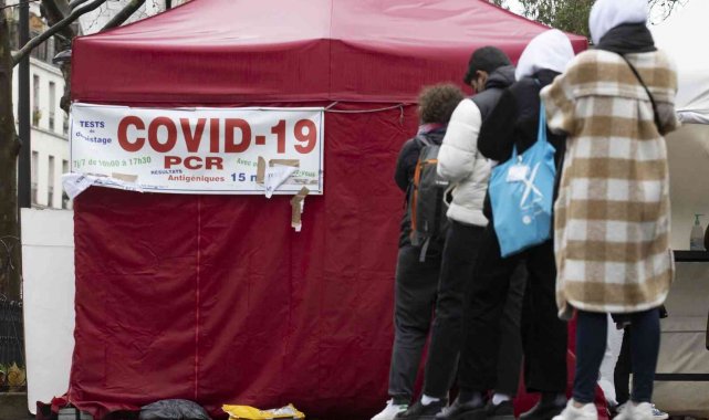 Fransa'da günlük vaka sayısı yeniden 300 bin üzerinde