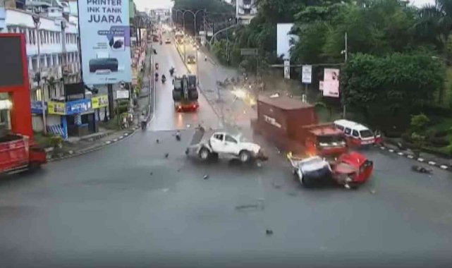 Freni boşalan kamyon kırmızı ışıkta bekleyen araçları biçti: 4 ölü, 22 yaralı
