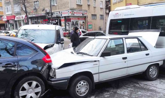 Freni boşalan otomobil park halindeki araçlara çarptı, 1 çocuk ezilmekten kurtuldu